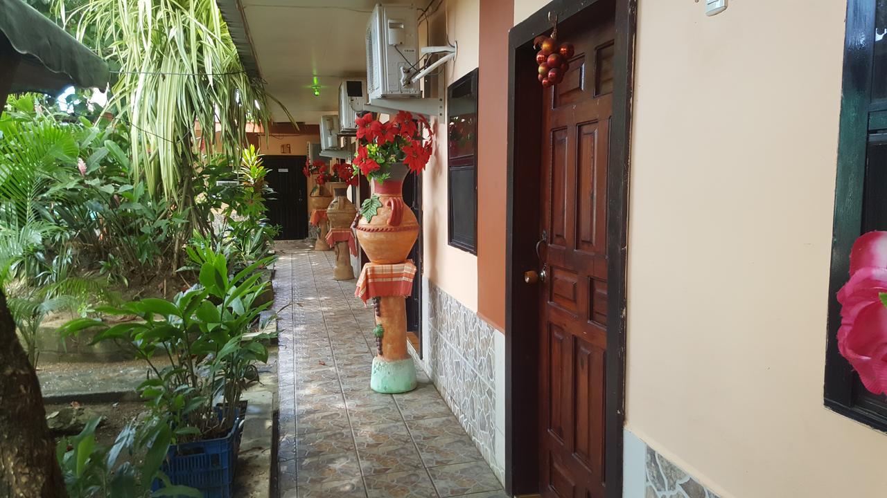 Hotel Economica Coxen Hole Exterior photo